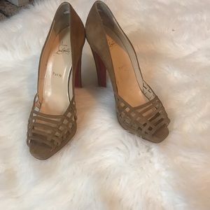 Christian loboutin tan suede pumps so 41.5